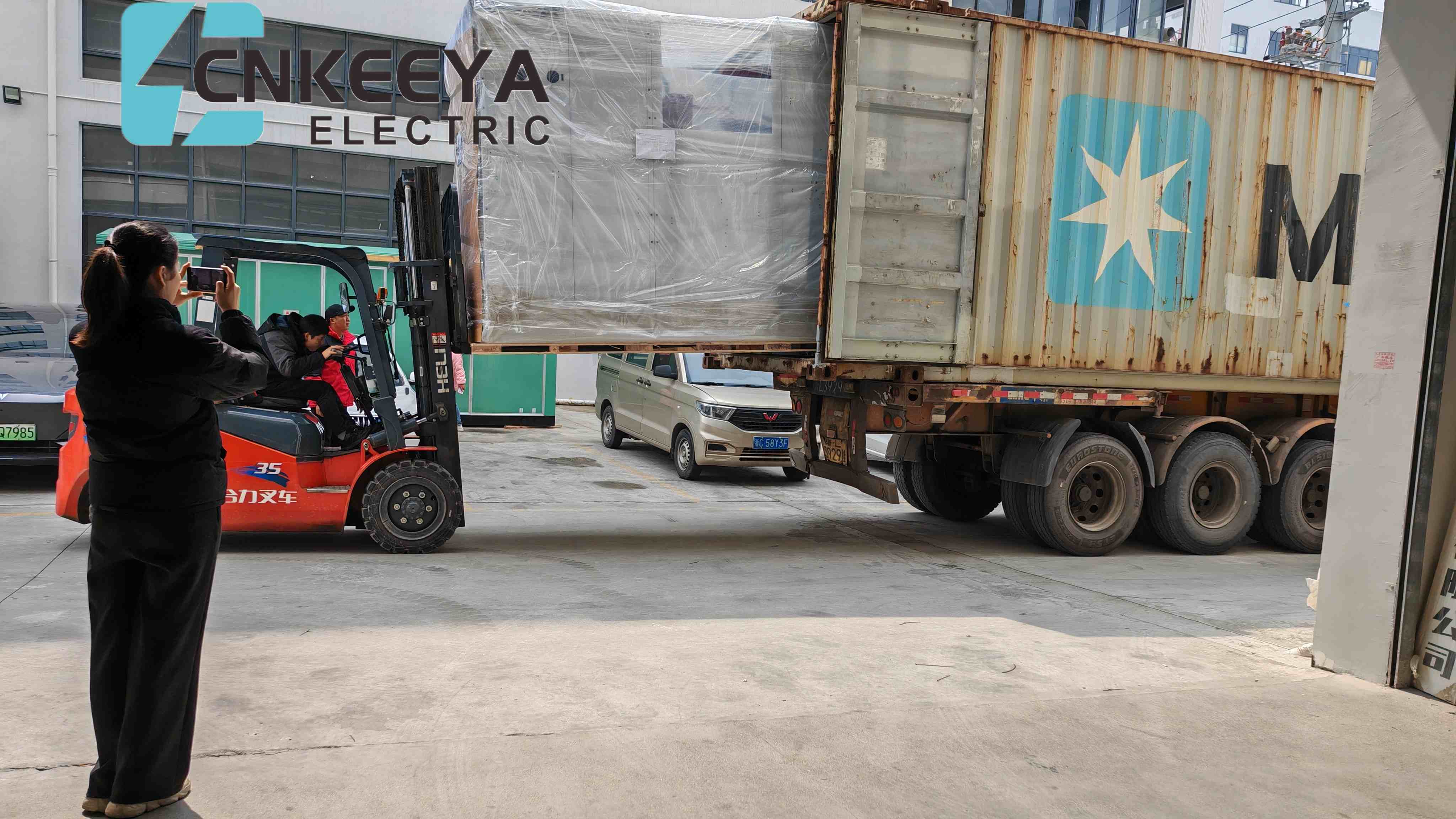 কোম্পানির চারটি KYN61 ক্যাবিনেট সফলভাবে লোড করা হয়েছে এবং ইউক্রেনীয় গ্রাহকদের জন্য বিদ্যুৎ প্রকল্প নির্মাণে সহায়তা করার জন্য পাঠানো হয়েছে